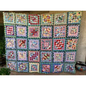 Vintage Trip Around the World Hand Pieced & Quilted Feedsack Quilt